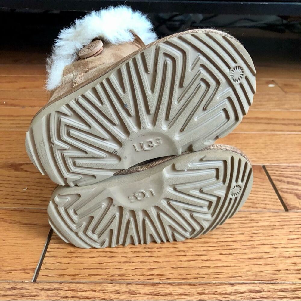 UGG Unisex-Child T Bailey Button II Tan Sheepskin Boots Wool Trim Girl’s Size 6 - Picture 9 of 12